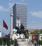 Tirana, Albanien, Statue, Hochhaus
