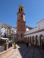 Kirche Competa Eine rote Kirche in dem Dorf Competa