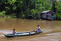Boot mit Einheimischen auf dem Amazonas