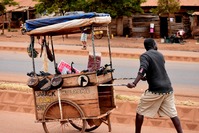 Straßenverkäufer in Tansania.
