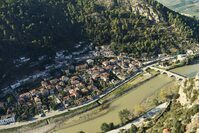 Berat Blick von oben auf die grüne Landschaft von Berat