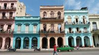 Auf unserem Rundgang durch Havanna entdecken wir auch viele bunte Häuserfassaden. 