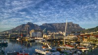 Blick vom Hafen auf den beeindruckenden Tafelberg.