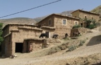 Auf unserer Wanderreise durch Marokko kommen wir an den Lehmhäusern der Berber vorbei