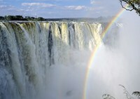 Die Victoriafälle inkl. Regenbogen auf unserer Rundreise durch Namibia, Botswana und Simbabwe.