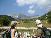 Albanien Wanderung Zwei Wanderer schauen von einem Berg auf die Landschaft Albaniens und Griechenlands