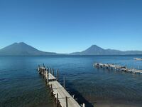 ein Steg am Lago Atitlán mit Bergblick