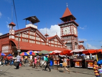 Ein Marktplatz mit einer Kathedrale in Georgetown im Guyana Urlaub