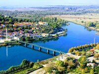 Shkodër Fluss Knall blauer Fluss umgeben von der Landschaft Albaniens und einer Brücke, welche über die Mitte des Flusses verläuft