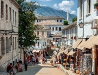 Gjirokastër Eine Gasse in Gjirokastër