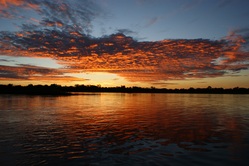 Sonnenuntergang im Chobe Nationalpark mit Blick aufs Wasser