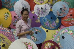 Eine Frau in Chiang Mai, welche Schirme herstellt