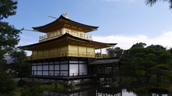 Ein typisch japanisches Gebäude mit einem Teich im Vordergrund