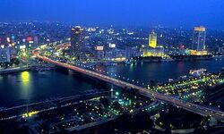 Bick auf die Skyline von Kairo bei Nacht