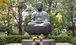 Eine große Buddha in einem Stadtgarten von Tokio