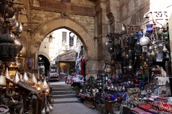 Ein typischer Markt in Kairo, der in einem alten Gebäude aus Stein statt findet