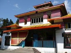 Ein rot, gelber Tempel von der Seite, Sikkim Bhutan Rundreise