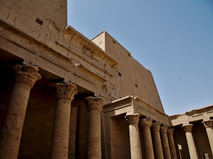 Tempel Esna Ein Tempel in Esna mit blauem Himmel im Hintergrund