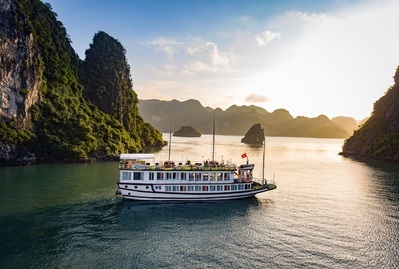 Die Halong-Bucht Berge, Schiff, Meer, Halong-Bucht, vietnam mit kindern