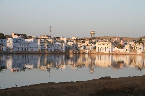 See Ein See in Rajasthan, in dem sich die Stadt im Hintergrund spiegelt