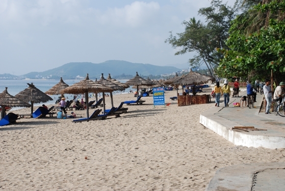 Der kilometerlange, weiße Sandstrand von Phan Rang. Phan Rang, Vietnam, Rundreise Vietnam, Djoser, Tempel