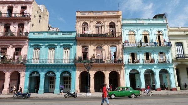 Typische, farbenfrohe Gebäude in Havanna im kolonialen Stil. Auf unserem Rundgang durch Havanna entdecken wir auch viele bunte Häuserfassaden.