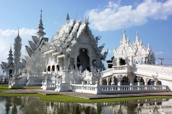 Die buddhistisch-hinduistische Tempelanlage Wat Ring Khun. Thailand Rundreise 3 Wochen