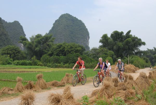 Yangshuo Fahrradtour Eine Gruppe von Leuten auf einer Fahrradtour in Yangshuo