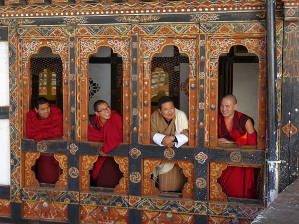 Mönche Bhutan, vier Mönche in Gewand in einem Kloster, Sikkim Bhutan Rundreise