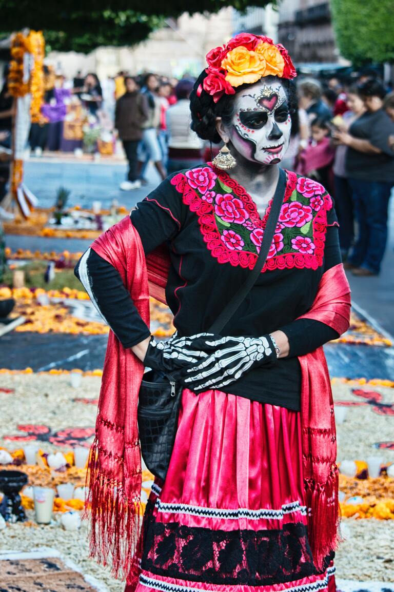 Dia de los muertos Eine Frau mit einem langen Kleid und der passenden Schminke zum dia de los muertos