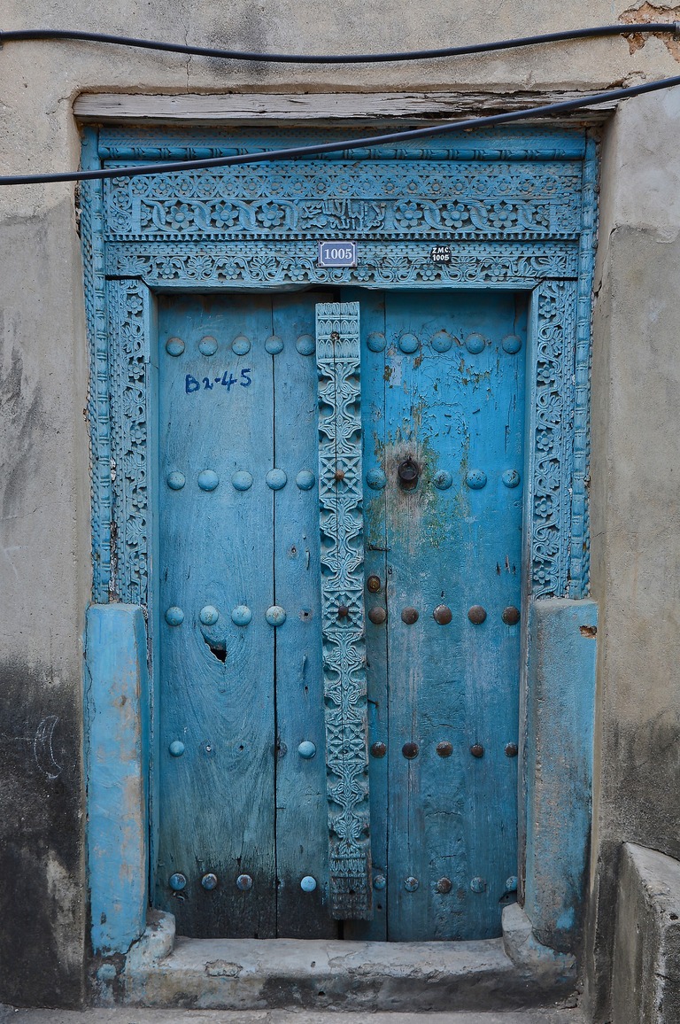 Typische Holztür in Stonetown auf Sansibar.