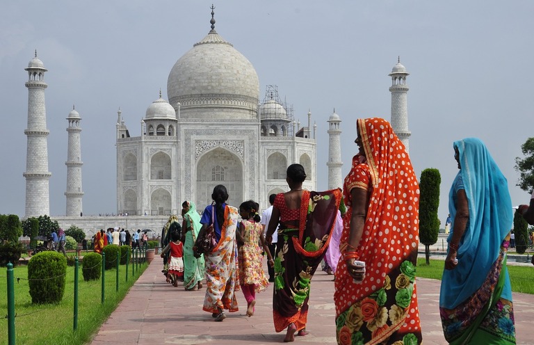 Taj Mahal Mehrere Frauen auf dem Weg zum Taj Mahal