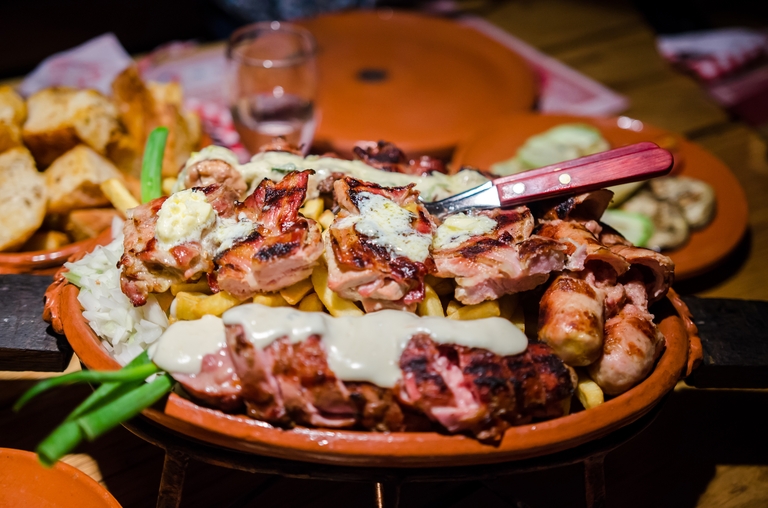 In den meisten ländern des Balkans sind Fleisch- und Fischgerichte vom Grill äußerst beliebt. Serbisches Abendessen