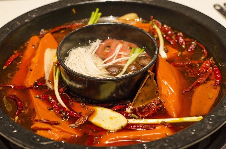 Beim Hotpot können Sie Ihr Gemüse und Fleisch bequem am Tisch selbst zubereiten. Typisch asiatisches Gericht: Hotpot.