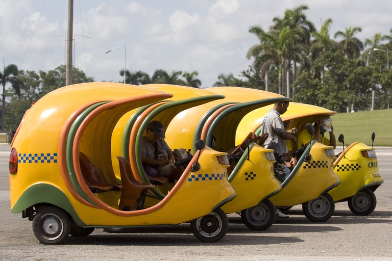Nutzt zur Erkundung Havannas zum Beispiel ein Cocotaxi. Cocotaxi, Kuba, Transport