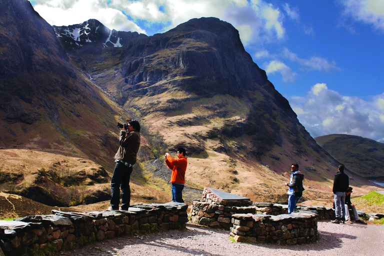 Glencoe Wanderer umgeben von Bergen von Glencoe