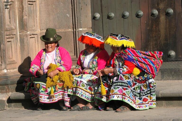 Farbenprächtig kostümierte Frauen während des Inti Raymi Peru, Cusco, Quechua, rundreise peru 3 wochen