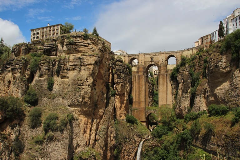 Die Puente Nuevo verbindet den alten arabischen Teil Rondas mit dem neuen Teil. Spanien Andalusien Ronda