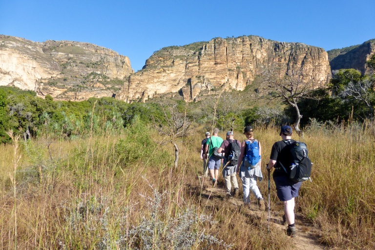 Wanderung im Isalo NP Madagaskar Wanderung Wanderer, Madagaskar Rundreise 3 Wochen