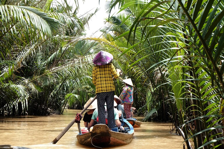 In einem authentischen Boot erkunden wir die Natur des Mekongdeltas. Djoser, Gruppenreise, Mekongdelta, Familienreise,Vietnam