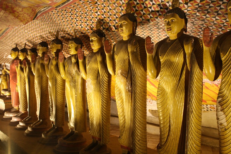 Die Felsentempel von Dambulla mit ihren über 100 untersschiedlichen Buddhastatuen. Dambulla, Felsentempel, Buddhastatuen