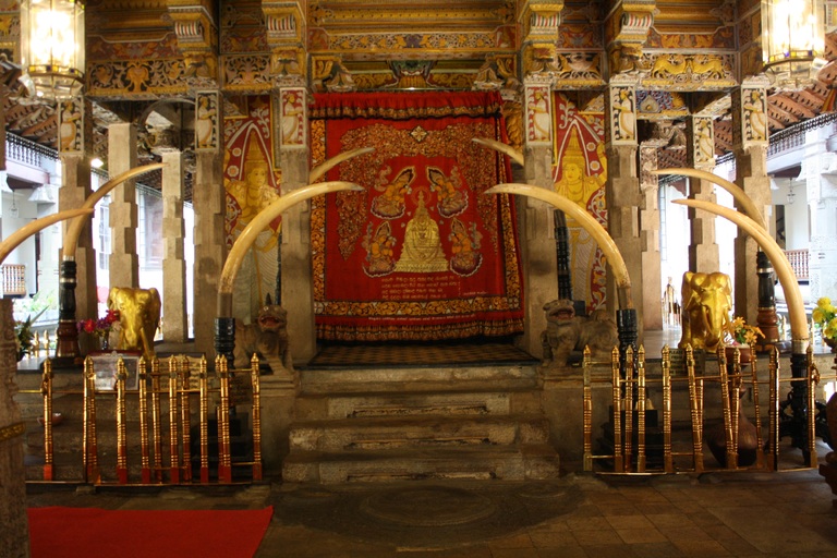 Im Dalada Maligawa kann man einen Blick auf Buddhas Zahn werfen. Dalada Maligawa, Zahntempel, Tempel des Zahn, Buddhas Eckzahn