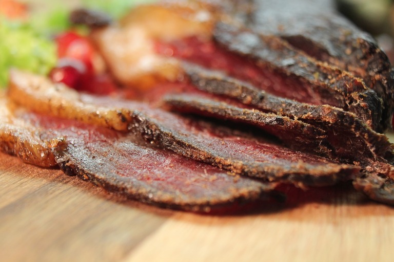 Dieses gesalzene und getrocknete Fleisch von Rind oder Wild wird als Snack oder als Hauptmahlzeit gegessen.
