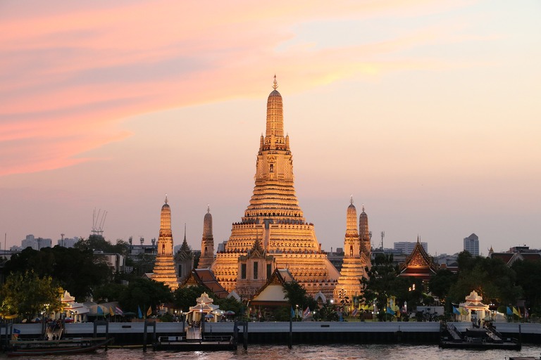 Der Wat Arun im Licht des Sonnenuntergangs. Thailand Rundreise 3 Wochen