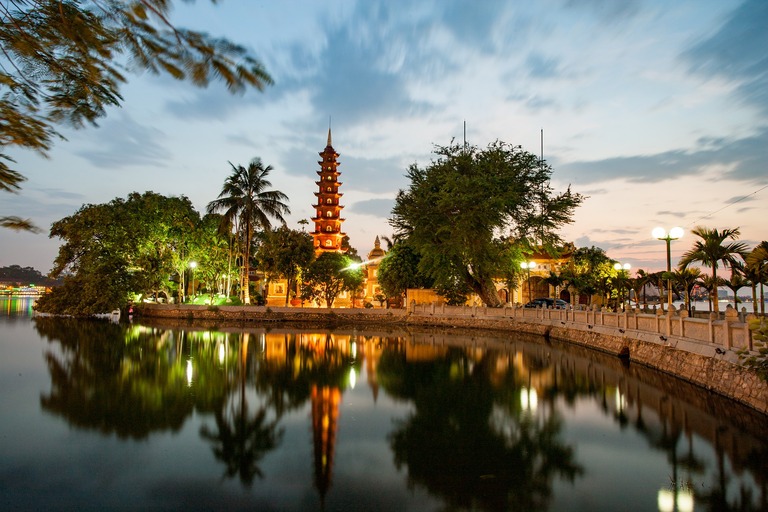 Der malerische Hoan-Kiem-See im Licht der Abenddämmerung. Hoan-Kiem-See, Vietnam, Gruppenreise, Hanoi, Djoser