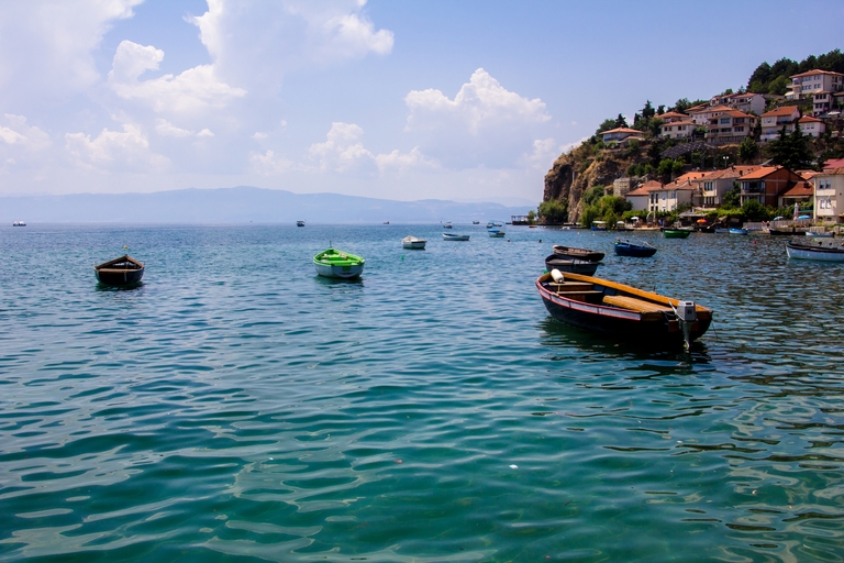 Ohrid See Das blaue Wasser des Ohrid Sees in Nordmazedonien mit vielen Paddelbooten und dem Ufer auf der rechten Seite