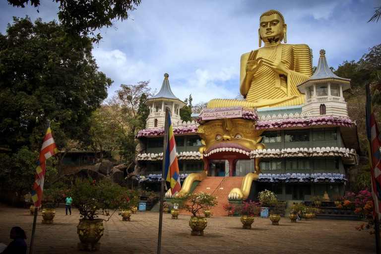 Eingang des Goldenen Tempels von Dambulla Goldener Tempel von Dambulla, Eingang, Buddha-Statue, familienurlaub sri lanka