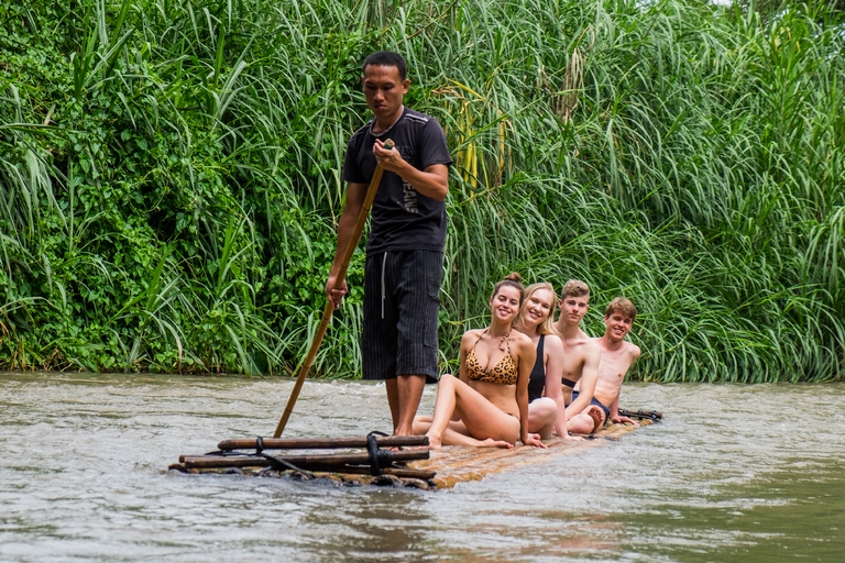 Kinder in Thailand Kinder auf einem Holzfloß in Thailand