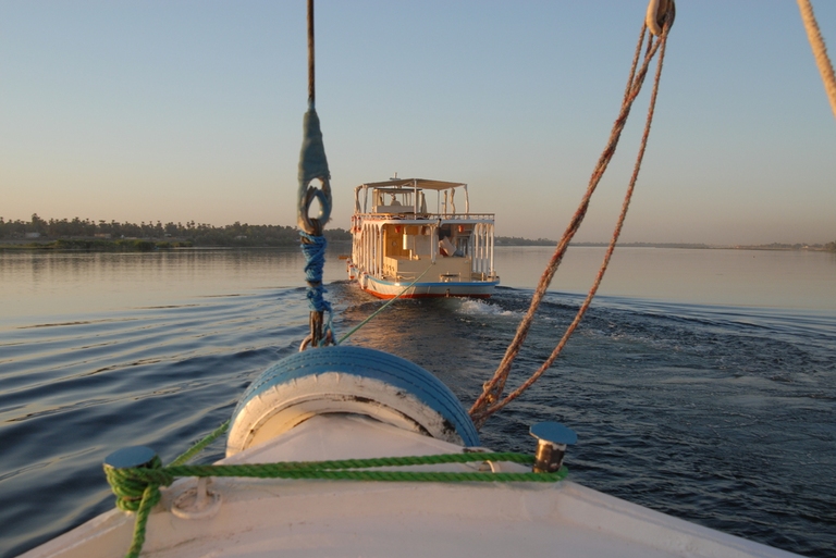 Mit einer Feluke geht es in Ägypten auf Nilkreuzfahrt. Nil, Feluke, Ägypten