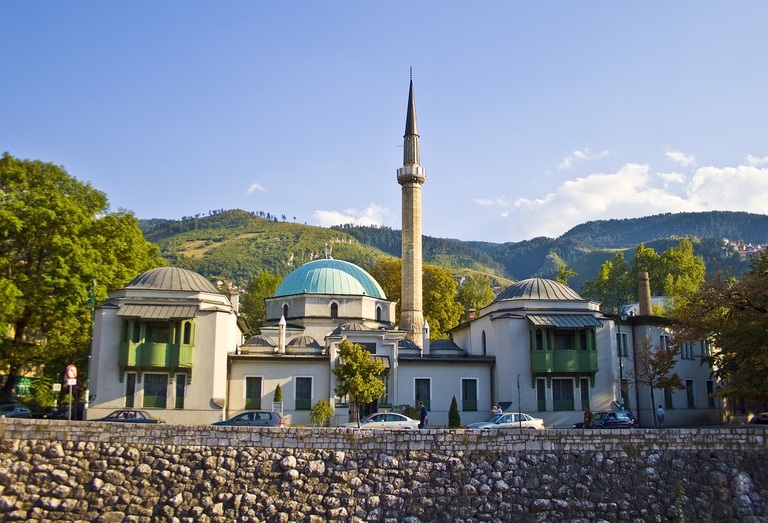 In Sarajevo erleben wir den Zusammenprall von Ost und West: Moscheen, orthodoxe Kirchen und Synagogen stehen Tür an Tür. Balkan Bosnien & Herzegowina Sarajevo Moschee